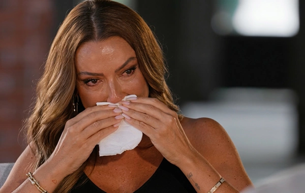 Küsülü olduğu bacısından danışan Hadise kövrəldi