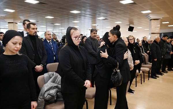 İlham Əliyev təyyarə qəzasında həlak olan ekipaj üzvlərinin vida mərasimində iştirak edib