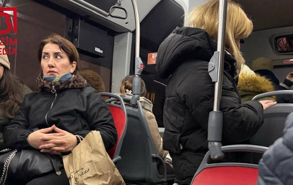 Bakıda "BakuBus" minik avtomobili ilə toqquşdu: Sərnişinlərin düşürülüb yönləndirildiyi avtobus da qəzaya düşdü