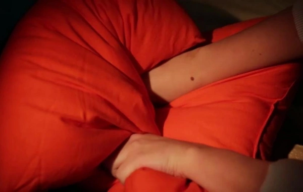 Qadını gəlini və qardaşı yastıqla boğaraq öldürüblər - Biləsuvardakı qətlin TƏFƏRRÜATI