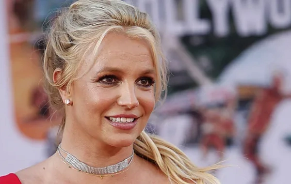 Britni Spirs bütün mahnılarının hüquqlarını satıb