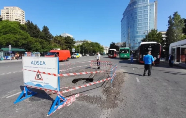 В центре Баку провалился участок дороги
