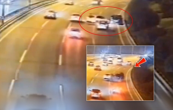 Avtomobil texniki nasazlıq səbəbindən yol kənarında dayanan başqa maşına çırpılıb