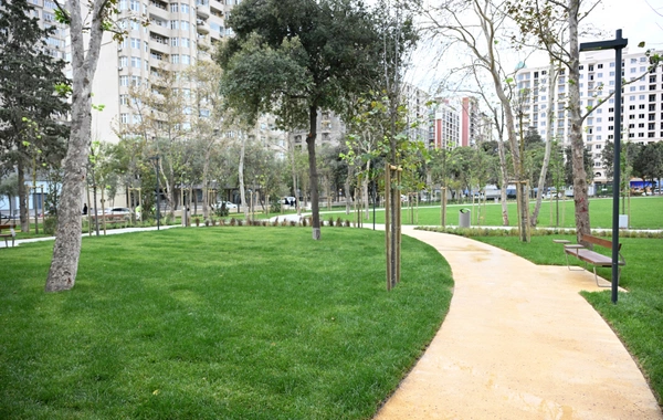 İlham Əliyev və Mehriban Əliyeva Bakıda salınan yeni parkın açılışında iştirak edib