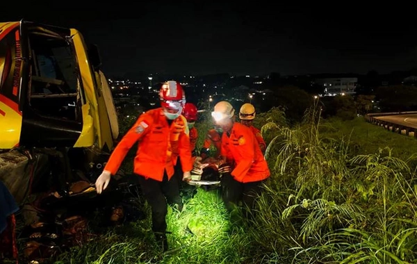 İndoneziyada sərnişin avtobusu aşıb: ən azı 16 nəfər ölüb