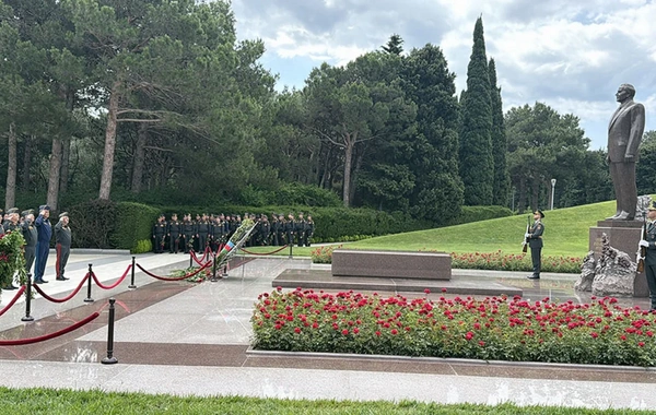 Zakir Həsənov Fəxri Xiyaban, Zəfər parkı və Hərbi Memorial Məzarlığı ziyarət edib