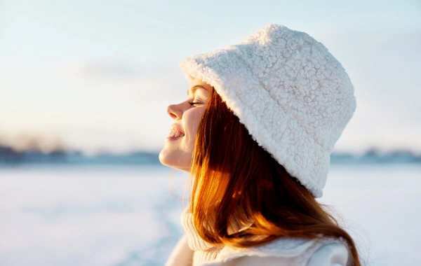 Трихолог предупредила о последствиях отказа от ношения шапки