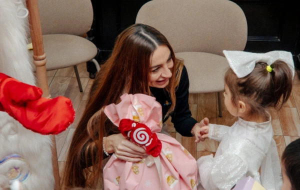 Leyla Əliyeva, Arzu Əliyeva və Alyona Əliyeva "Təmiz Dünya" sığınacağındakı uşaqların bayram sevincinə şərik olublar