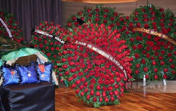 Prezident və Birinci vitse-prezident Xalq artisti Ramiz Quliyevlə vida mərasiminə əklil göndərib