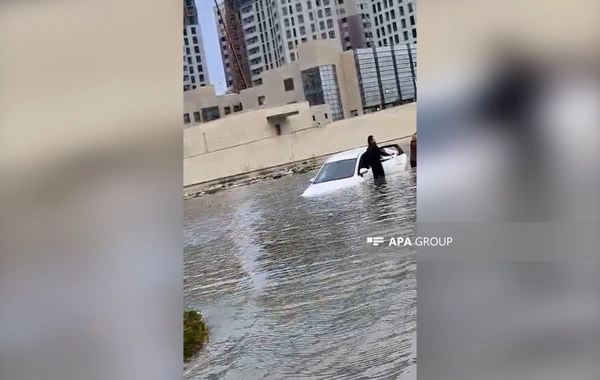 Bakı–Sumqayıt yolunda avtomobil gölməçəyə düşüb