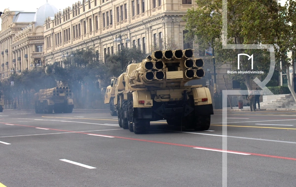 В Баку прошел марш военнослужащих в честь Дня Победы