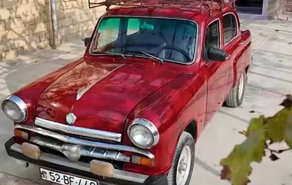 Salyanda 67 yaşlı Moskviç insanların marağına səbəb oldu: İndiki məzənnə ilə təxminən 100 min dollar qiyməti var