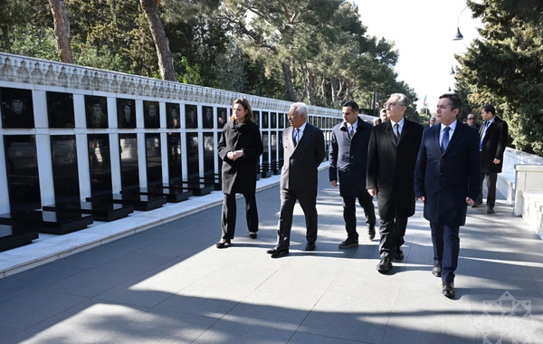 Antonio Koşta Bakıda şəhidlərin xatirəsini anıb