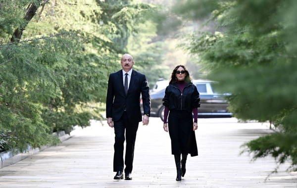 İlham Əliyev və Mehriban Əliyeva Ulu Öndər Heydər Əliyevin məzarını ziyarət ediblər