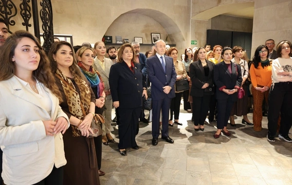 Bakıda tanınmış özbək miniatür ustası Cahangir Aşurovun sərgisi açılıb