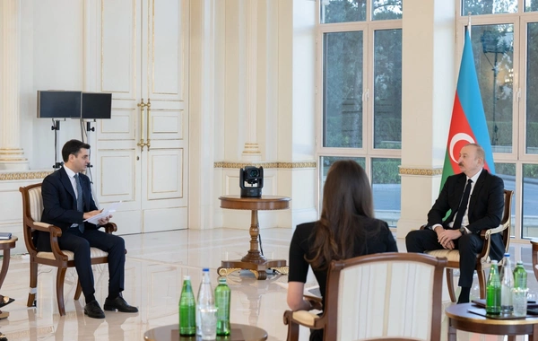 Президент Азербайджана Ильхам Алиев дал интервью местным телеканалам