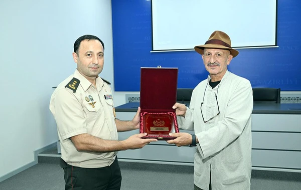 Müdafiə Nazirliyində tanınmış azərbaycanlı fotoqraf Reza Deqati ilə görüş keçirilib