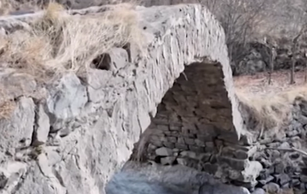 Qədim Kəlbəcərin NADİR GÖRÜNTÜLƏRİ: Tarixi körpünün restavrasiyaya ehtiyacı var