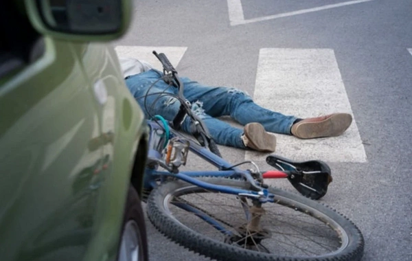 Yasamalda avtomobil velosipedçini vuraraq öldürüb