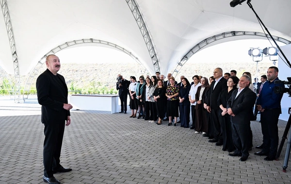 Zəngilanın Məmmədbəyli və Ağalı kəndlərinin sakinlərinə mənzillərin açarları təqdim edilib Zəngilanın Məmmədbəyli və Ağalı kəndlərinin sakinlərinə mənzillərin açarları təqdim edilib
