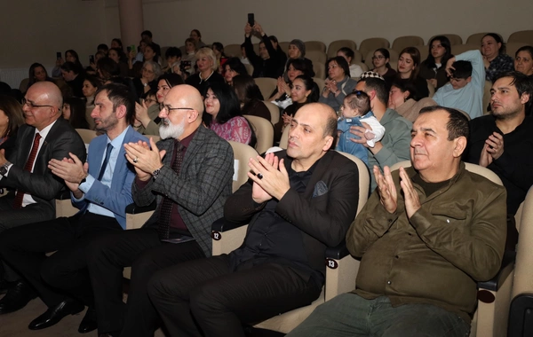 Şuşa Dövlət Musiqili Dram Teatrında inkluziv bir qizin mono tamaşası