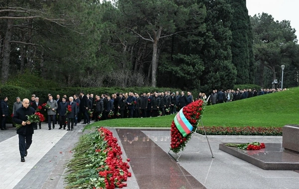 İqtisadiyyat Nazirliyinin əməkdaşları anım günü ilə bağlı Fəxri Xiyabanı ziyarət edib