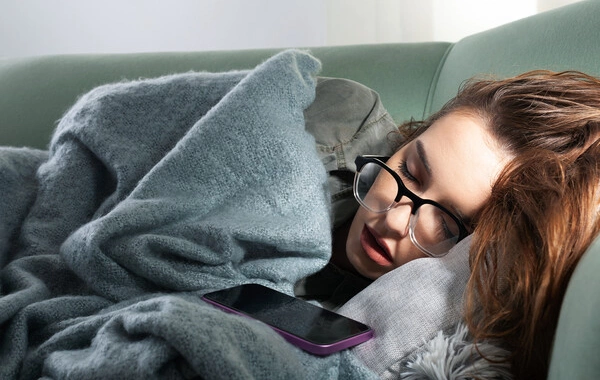 Врач рассказал, на какие заболевания может указывать слюна на подушке