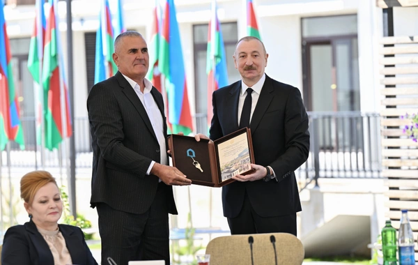 İlham Əliyev Zəngilanda ilk yaşayış kompleksinə köçən ailələrlə görüşüb