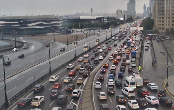 Bakının bir çox yollarında nəqliyyatın sıxlığı yaranıb