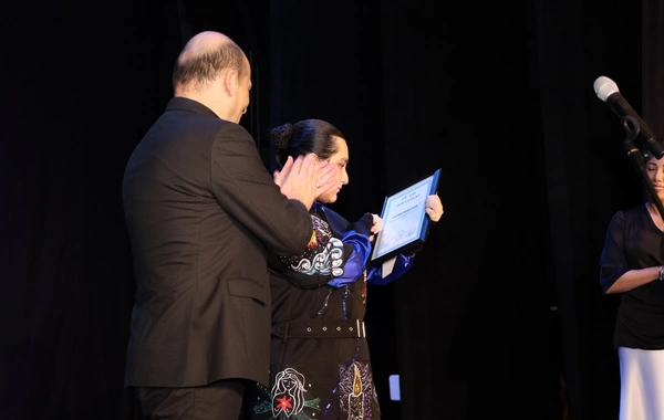 Şuşa Dövlət Musiqili Dram Teatrında inkluziv bir qizin mono tamaşası