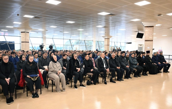 İlham Əliyev təyyarə qəzasında həlak olan ekipaj üzvlərinin vida mərasimində iştirak edib