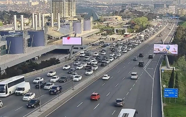 Bakıda 17 istiqamətdə nəqliyyatın sıxlığı yaranıb