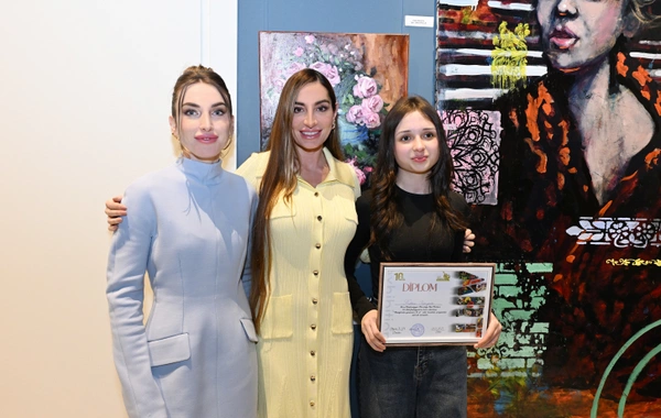 Arzu Əliyeva və Alena Əliyeva "Rənglərdə yaşanan 10 il" mövzusunda keçirilən sərgidə iştirak ediblər