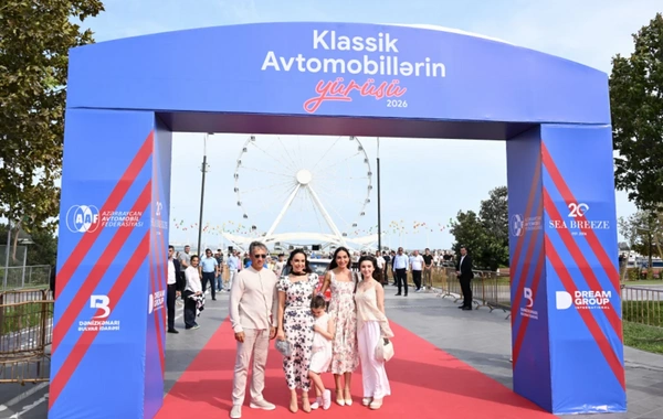 Leyla Əliyeva və Arzu Əliyeva klassik avtomobillərin yürüş və sərgisini izləyiblər