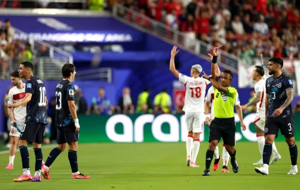 Futbolda ilk dəfə oyunçu mübahisə zamanı ağzını qapadığı üçün meydandan qovulub