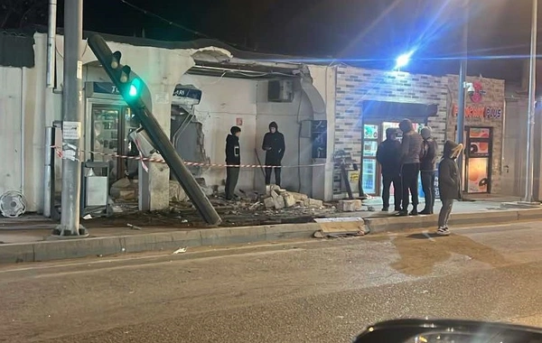 В Баку Mercedes врезался в магазин