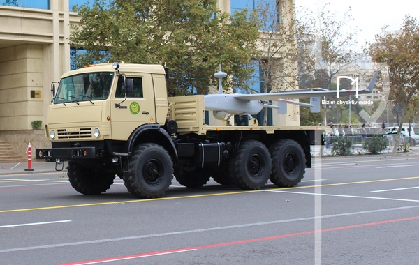 В Баку прошел марш военнослужащих в честь Дня Победы