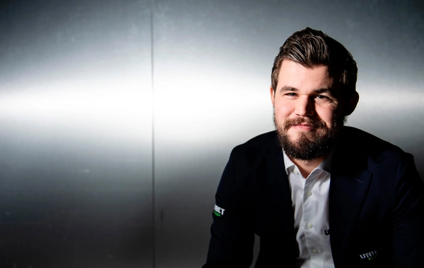 Maqnus Karlsen cins şalvar geyindiyi üçün yarışdan kənarlaşdırılıb