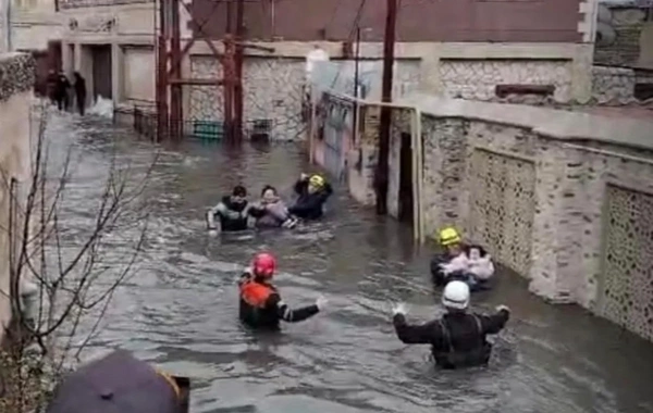 FHN Keşlədə su basmış ərazilərdən sakinləri təxliyə edib