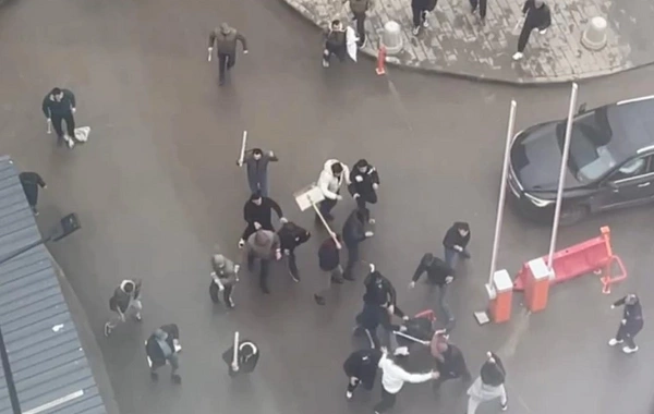 Rusiyada maaş üstündə miqrantlar arasında dava: Briqadirin üzünə bıçaqla vurdu