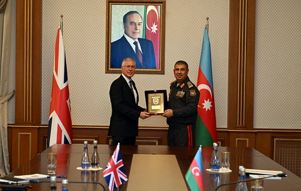 Azərbaycan və Böyük Britaniya hərbi əməkdaşlığı müzakirə ediblər