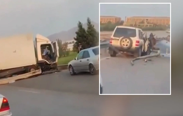 Bakı-Ələt yolunda ağır qəza: Yük maşını əvvəlcə dəmirə, sonra Mitsubishiyə çırpıldı