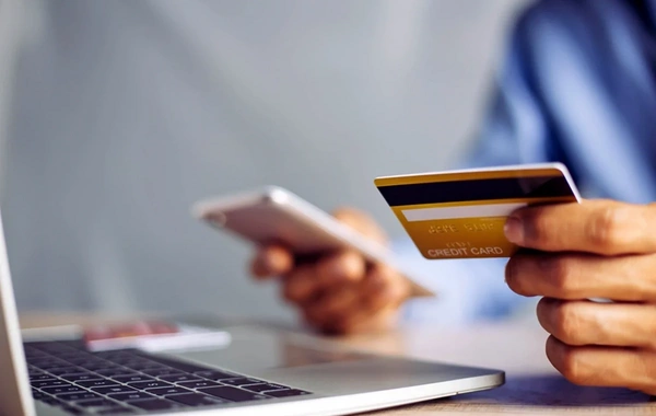 Сотрудник банка похитил у жителя Баку 13 000 манатов