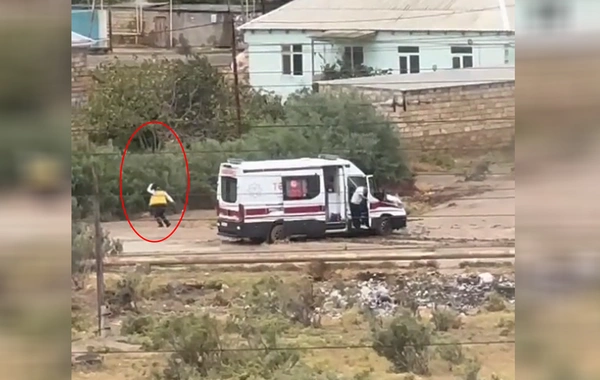 Bakıda çağırışa gedən təcili yardım maşını palçıqlı YOLDA QALDI