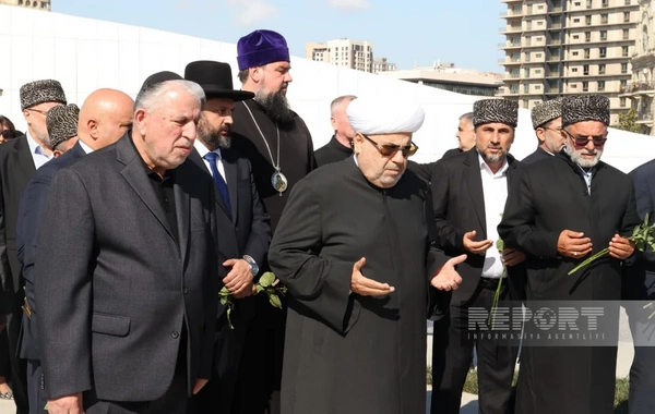 Dövlət və hökumət rəsmiləri Bakıdakı Zəfər parkında olublar