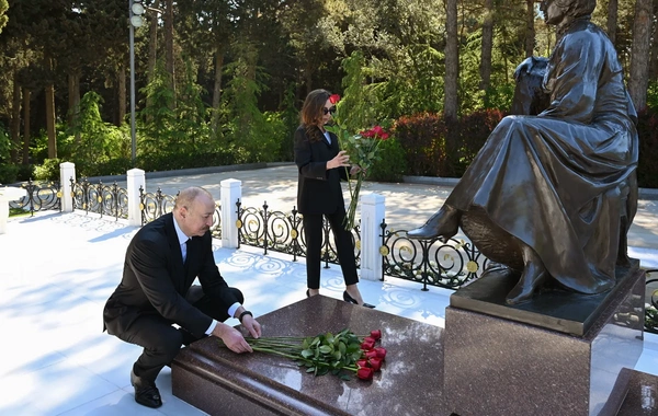 İlham Əliyev və Mehriban Əliyeva Fəxri xiyabanda Ulu Öndər Heydər Əliyevin məzarını ziyarət ediblər