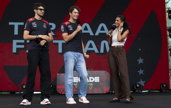 "Formula 1" pilotları Bakıda azarkeşlərlə görüşüb