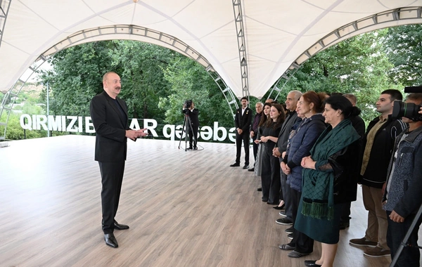 İlham Əliyev Qırmızı Bazar, Hadrut qəsəbələri və Sos kəndinin sakinləri ilə görüşüb