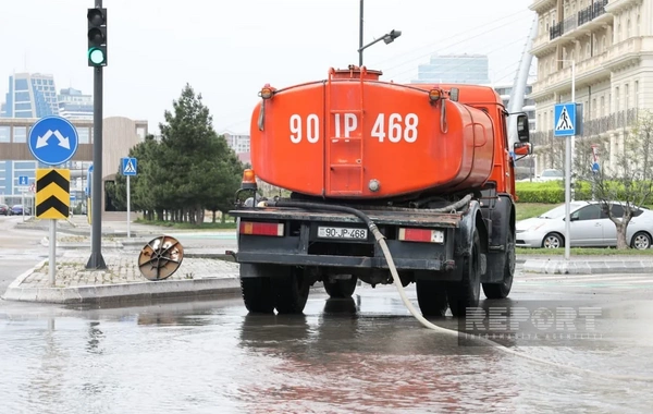 8 noyabr prospektində yağışın yaratdığı fəsadlar aradan qaldırılır