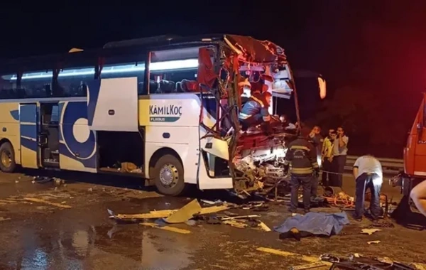 Türkiyədə avtobus TIR-la toqquşdu: 2 ölü, 22 yaralı